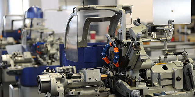 Machine with traditional cam turns - DSMP Machining & Screw-cutting of plastics - TORNOS